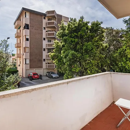 Lnd 1- 2 Camere, Parcheggio, Balconi, Vicino Al Centro *